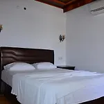 מלון דירות Aquarius 4*